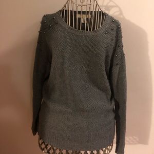 GREY KNITED SWEATER WITH STUDS